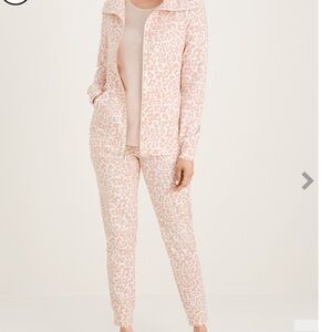 Chico’s Zynergy Two Piece Jogger Set Pink Leopard Print